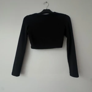 Svart topp me öppen rygg - Topp me öppen rygg