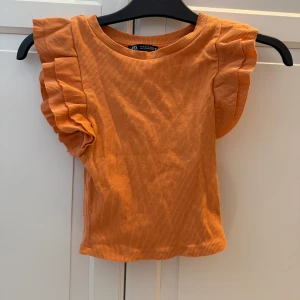 Zara topp - Orange topp med volang ärmar från Zara, inga defekter💕