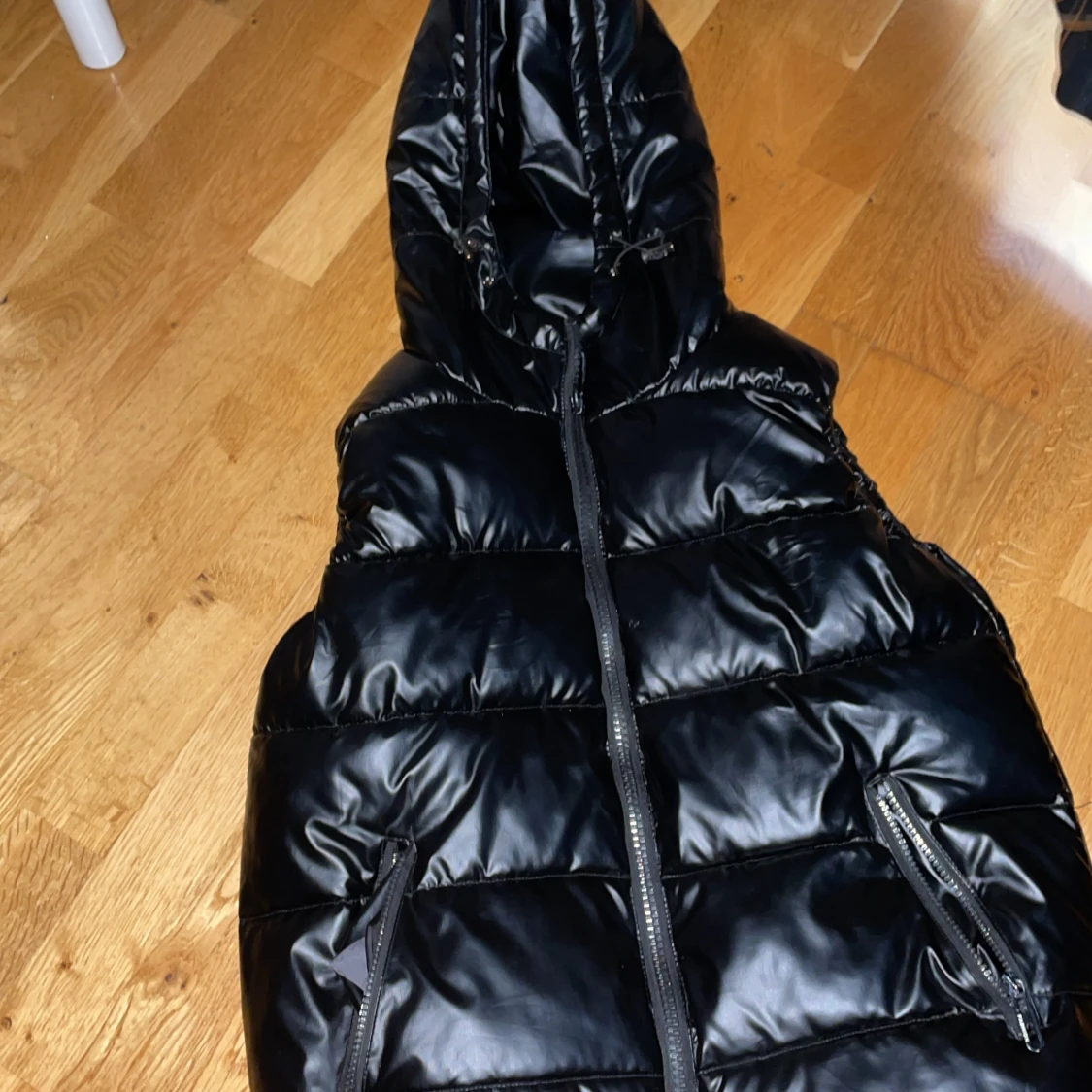 Svart dunväst med huva