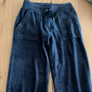 Marinblå juicy byxor - Marinblåa juicy couture mjukisbyxor, storlek XS