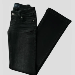 Svarta bootcut jeans - Snygga svarta jeans med bootcut passform och låg midja. Jeansen har knapp och dragkedja framtill samt diskreta sömmar. Perfekta för en stilren look och passar till det mesta. Jeansen är från G Rise och har lappen kvar.💕💕