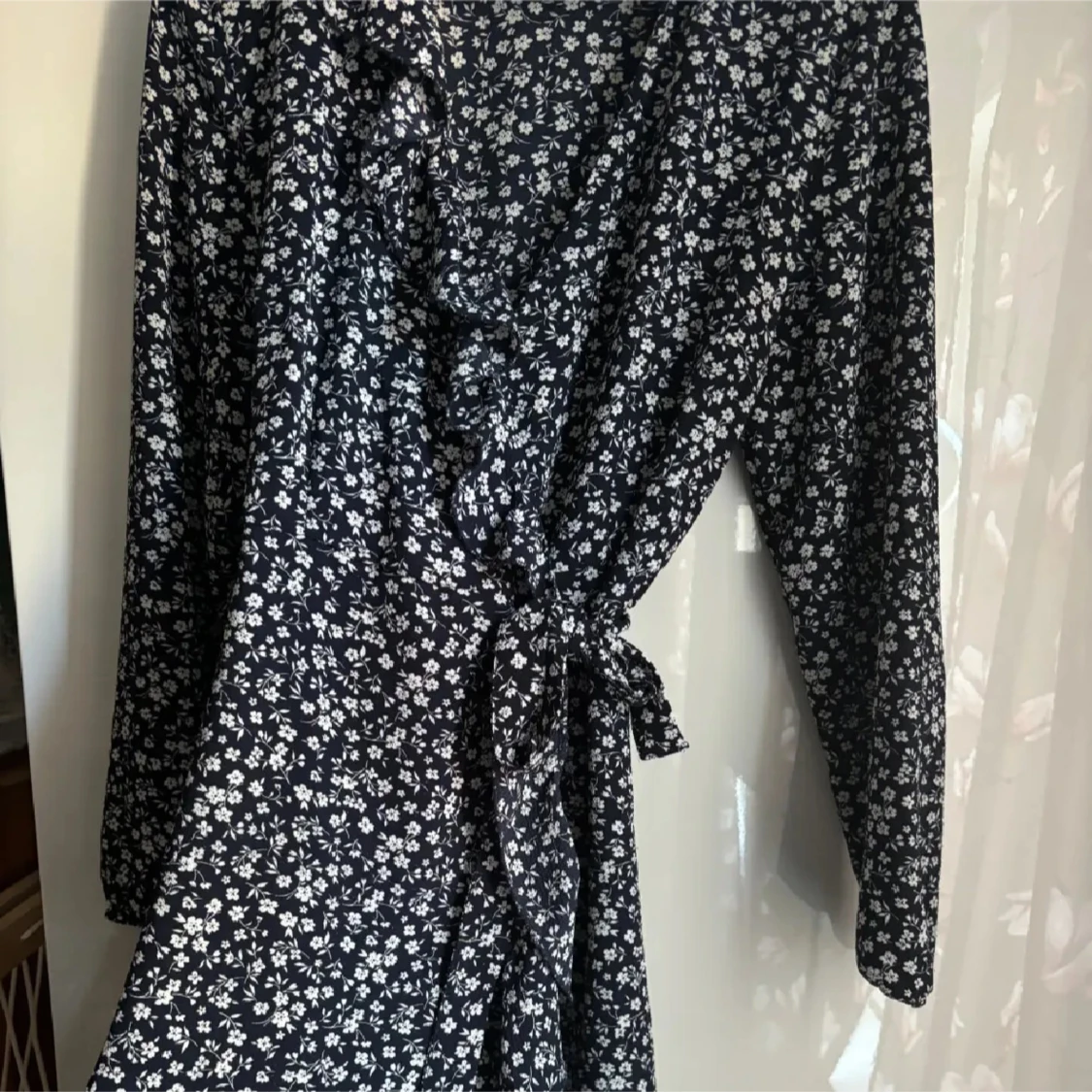 Marinblå blommig omlottklänning med volang - 1