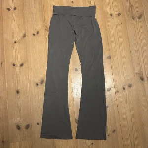 Grå bootcut yogapants - Mörkgrå yogapants med bootcut-ben från Nelly. Mjukt och stretchigt material som sitter skönt och följer kroppen. Perfekta för en avslappnad och trendig look💓