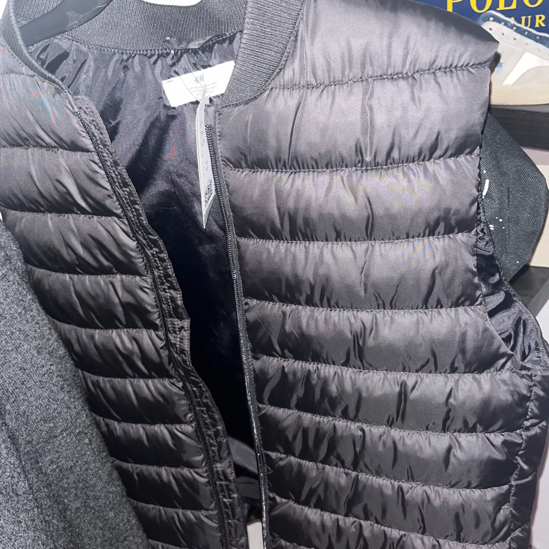 Svart dunväst från H&M - 1