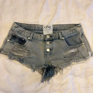 Vintage OneTeaspoon shorts - Vintage OneTeaspoon shorts lowrise🤍.        Modell: Trash Whores                                   Midjemått: 42cm.                                                    Grenen till linningen: 20cm                                     Höft: 46 cm 