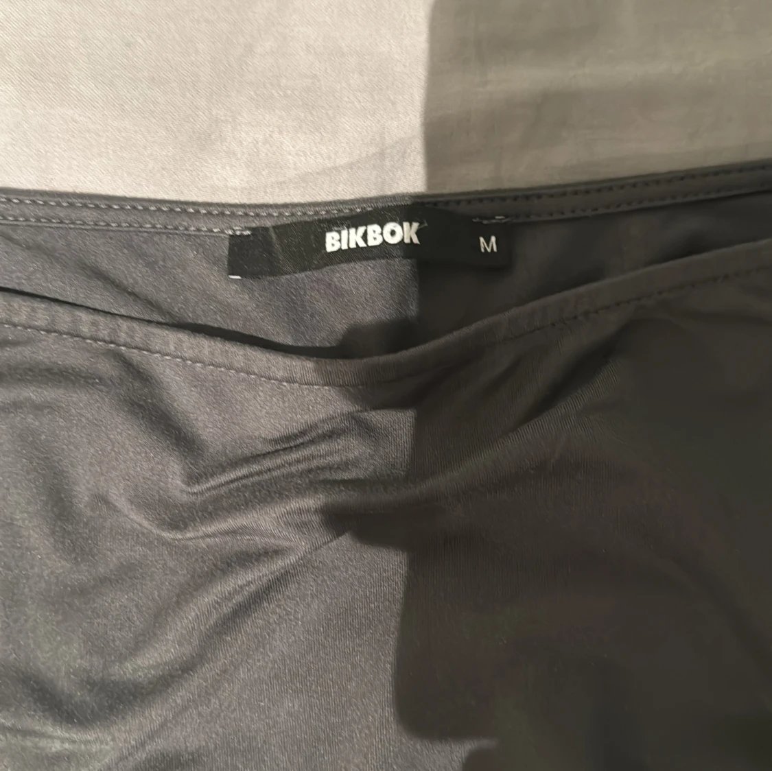 Mörkgrå långärmad topp från BikBok - 1