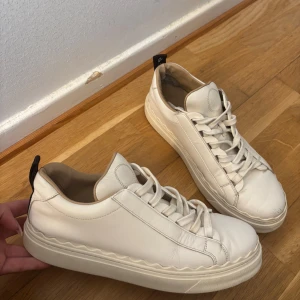 Chloé sneakers  - Chloé sneakers i vitt. Skorna är i bra skick, loggan på chloé märket där bak har gått av lite (synd på bilderna) Storlek 40