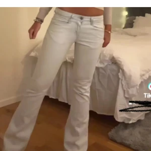 Vita bootcut jeans - Säljer ett par vita bootcut jeans med låg midja. Jeansen har klassisk femficksdesign och stängs med dragkedja och knapp. Perfekta för dig som gillar en retroinspirerad look. Från levis ”super low bootcut”, ÄLSKAR dom men dom börjar bli för små för mig!💕💕🌟💛