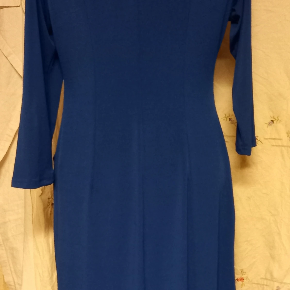 Blå klänning med glittrig krage från Happy Holly - 2