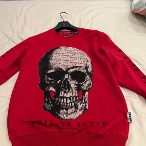 Röd sweatshirt  från Philipp Plein - Aldrig använd säljer för den passar ej mig den e väldigt fin och är storlek M-L
