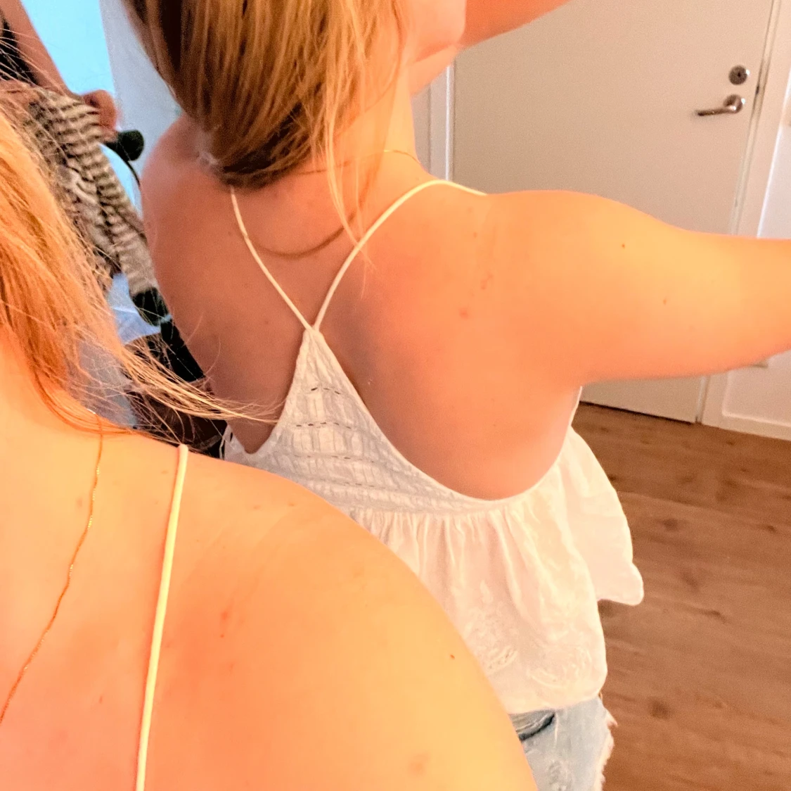 Vit broderad linnetopp med tunna axelband - 1