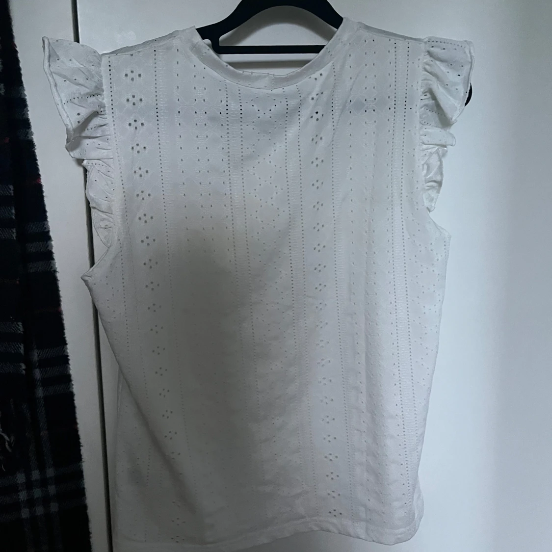 Vit ärmlös blus med volang från SHEIN - 1