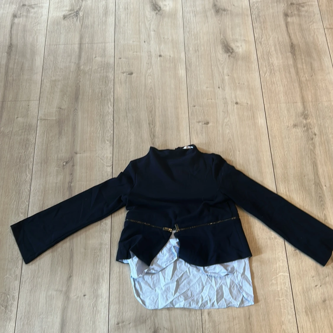 Svart och vit långärmad blus med knyt - 1