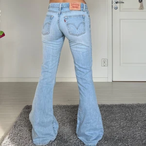 Levis - Midjemått: 35cm rakt över, innerbenslängd: 78cm 💕