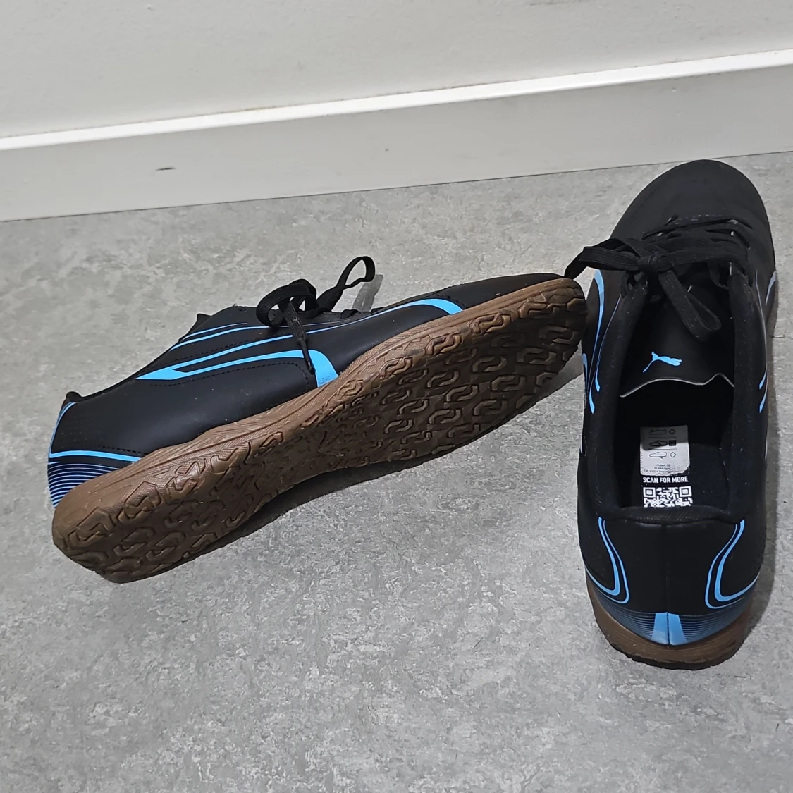 Svarta fotbollsskor från Puma med blå detaljer - 4