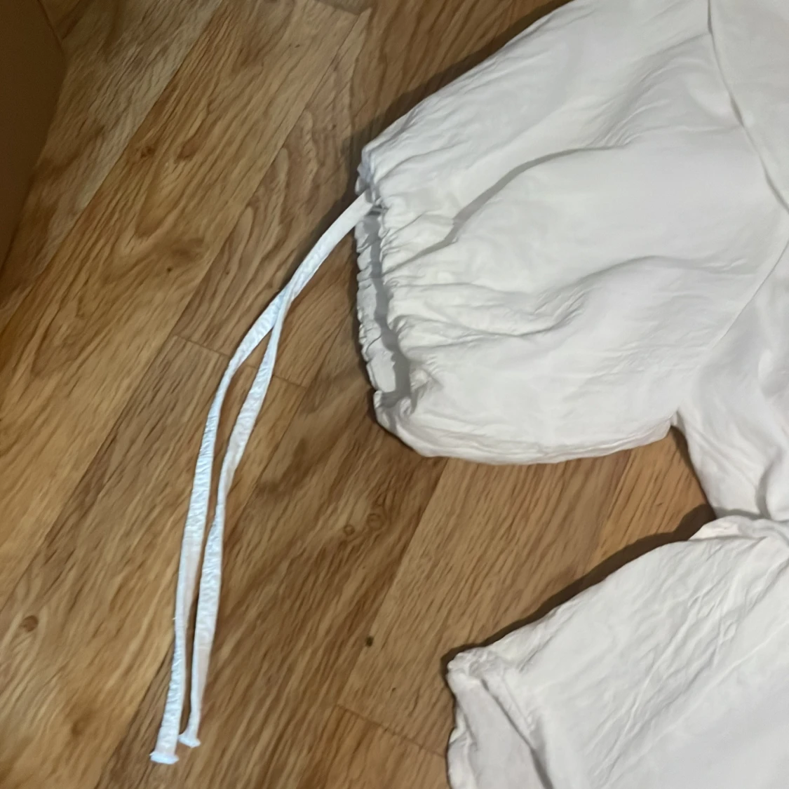 Vit blus med volang från Design by Amor - 3