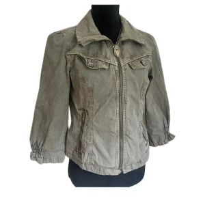 Trekvartsärm jeans jacka vintage - Super snygg trekvartsärm jeans jacka. Två fickor och dragkedja som går att dra upp hela vägen! 💫 Storlek: 36 (passar XS för lösare passform). Skick: 9/10. 📏Mått: Armlängd 47cm. Midjevidd 43cm. Längd (med vikt krage) 59cm. 💛