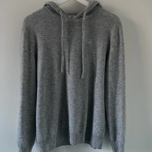Bvaldi Merino/Kashmir hoodie  - Otroligt fin grå hoodie i merinoull och kashmirblandning! Tagit mycket väl hand om den, finns inga fläckar eller andra defekter på den. Den är i strl M men den sitter definitivt mer som en S! Köpt från Bvaldi för 1199 kr där den nu är helt slutsåld i alla storlekar, passa på!