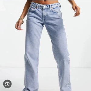 Ljusblå raka jeans från weekday - Säljer ett par ljusblå jeans från Weekday i modellen Arrow Low. Klassisk femficksmodell med låg midja och dragkedja. Perfekta för en avslappnad och trendig look. Har klippt av dom där nere så dom passar mig som är 160.