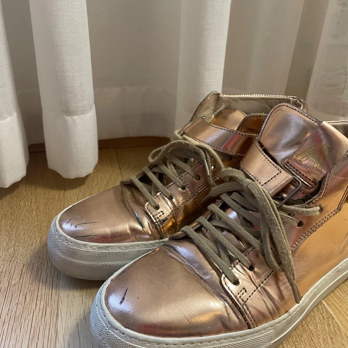 Metallic rosa sneakers från Axel Arigato - 1