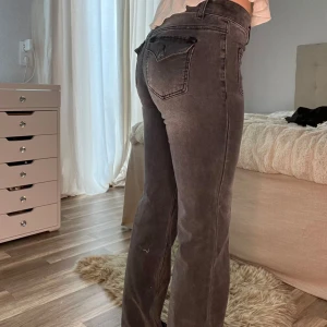 Svarta bootcut jeans från Madlady - Säljer ett par svarta bootcut jeans från Madlady i storlek 36. Jeansen har hög midja, framfickor med markerade sömmar och utsvängda ben. Perfekta för dig som gillar en trendig och bekväm stil.💕 (Jag är 1,69cm) eu36/reg motsvarar S/165-170cm