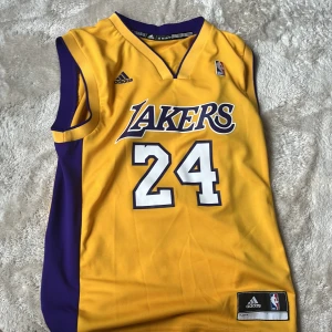 Los Angeles Lakers baskettröja #24 Kobe bryant 2006-2017 - Kobe bryant tröja 2006-2017, Tröjan är riktig där vi köpte den i affär 2015 sedan har tröjan inte använts på flera år så bara använd några gånger och är i bra kvalite inga skador på tröjan,