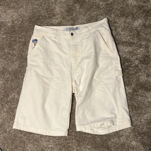 93 Canvas short från Polar  - 93 Canvas shirt från Polar storlek 30. Byxorna har tyvärr inte fått särkilt mycket användning. De har inga större tecken på användning (se bilder). Köpta 2020. Skriv vid intresse!