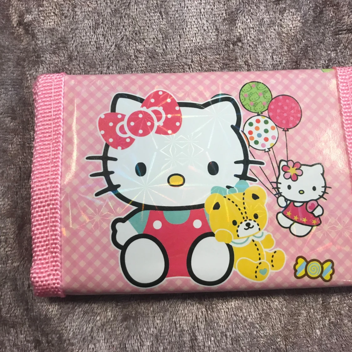 Söt Hello Kitty plånbok med rosa detaljer - 2