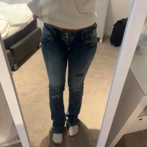  LTB jeans  - Säljer dessa snygga ltb jeans med slitningar, säljer då dem tyvärr är lite för små💕 innerbenslängden är 84!!