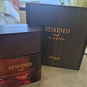 Reserved Oud Eau de Parfum från Zimaya - Exklusiv parfymflaska i mörkbrunt och vinrött glas med guldtext. Kommer i en elegant, träinspirerad ask med matchande design. Doften är oud-baserad och passar dig som gillar lyxiga och orientaliska parfymer. Köpte den online och det ãr million över 10 fin men inte för mig. 