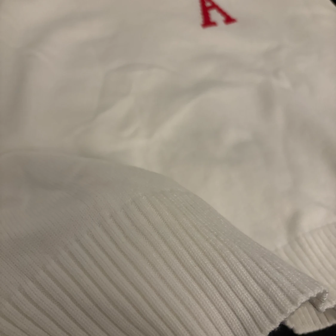 Vit stickad tröja från Ami Paris med rött hjärta - 4