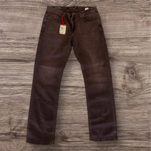 Jacob Cohen jeans (Limited Edition Vinröd) - Säljer ett par galet feta Jacob Cohen jeans i färgen vinröd. Dessa är limited edition vilket gör att de e sjukt sällsynta och svåra att få tag på. Tag finns kvar. Nypris 6000. Skriv vid minsta lilla intresse 😉säljer till ett sjukt pris