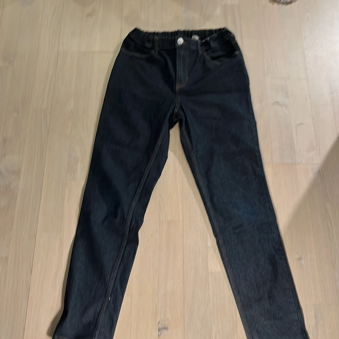 Mörkblå jeansbyxor med resårmidja - 1