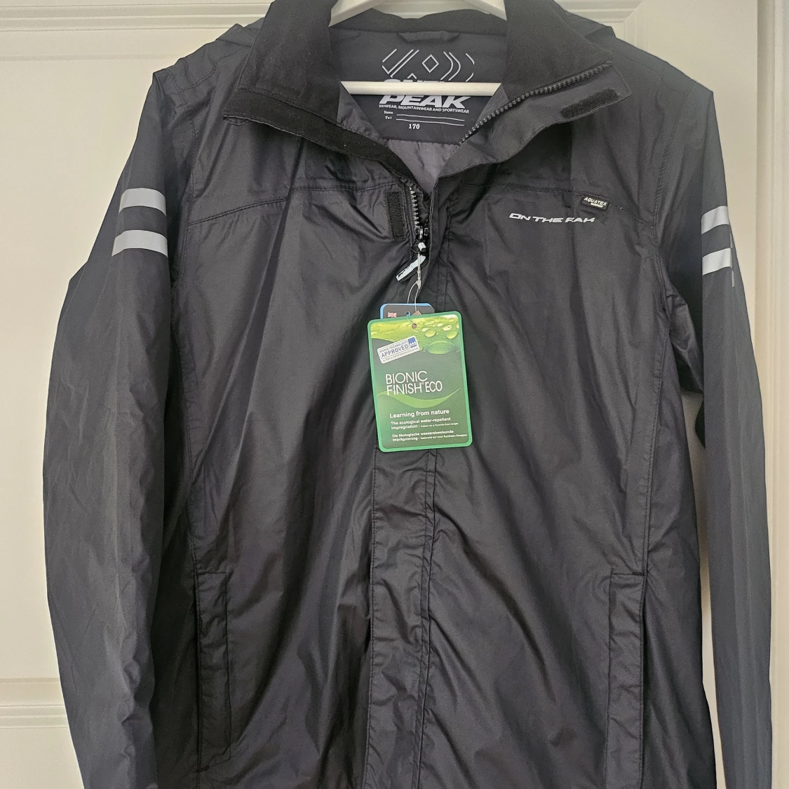 Svart vindjacka från On The Peak