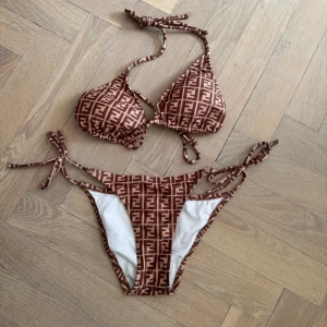 Brun bikini med logomönster - Aldrig använt 