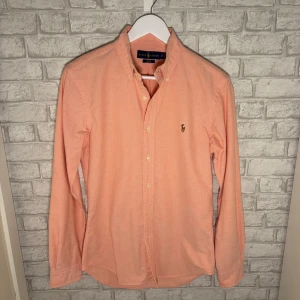 Ralph Lauren skjorta - Skjortan är i mycket fint skick och endast använd ett fåtal gånger. Klassisk modell med button-down-krage och diskret logga på bröstet. Hör av dig vid intresse! 🙌