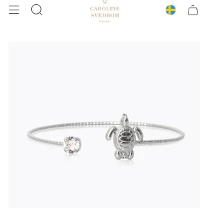 Caroline Svedbom armband - Säljer ett stilrent armband i silver från Caroline Svedbom. Armbandet har en söt sköldpadda som detalj och en gnistrande klar sten på ena sidan. Perfekt accessoar för att addera lite extra till din look. Nypris 700kr