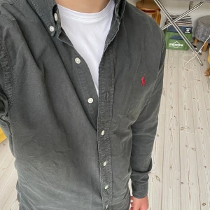 Ralph Lauren - Säljer nu denna feta Ralph lauren skjortan i riktigt bra skick, perfekt nu till sommaren. Storlek: M. Nypris: 1799kr. Mitt pris: 499kr. Skriv vid frågor eller för fler bilder! 🤩