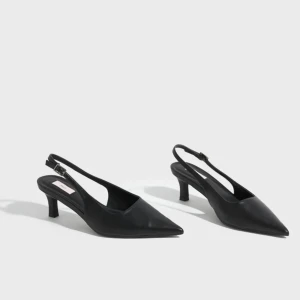 Svarta klackskor med spetsig tå och öppen häl - Svarta klackskor från Nelly! Endast använda ett fåtal gånger och har ett justerbart band🤩