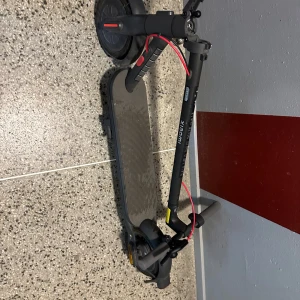 Svart elsparkcykel från Xiaomi - Xiaomi Electric Scooter 4 Lite (2nd Gen) EU Räckvidd-20km Hastighet-20km Laddare ingår. Batteri hälsan- bra skick  Övrigt- bra skick Kvittot och kartong finns. Nypris- 3500kr Mitt pris-2000kr  Finns i Stockholm att hämta. Kan även fraktas vid önskemål.