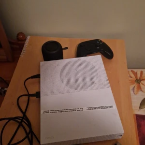Xbox One S - Säljer Xbox One S – Fint skick!  Säljer min Xbox One S 500GB med originalkontroll. Konsolen fungerar felfritt och är fabriksåterställd, redo för ny ägare. HDMI-kabel och strömkabel medföljer.  ✅ Xbox One S 500GB ✅ Original handkontroll ✅ Strömkabel + HDMI-kabel ✅ Fungerar utan problem