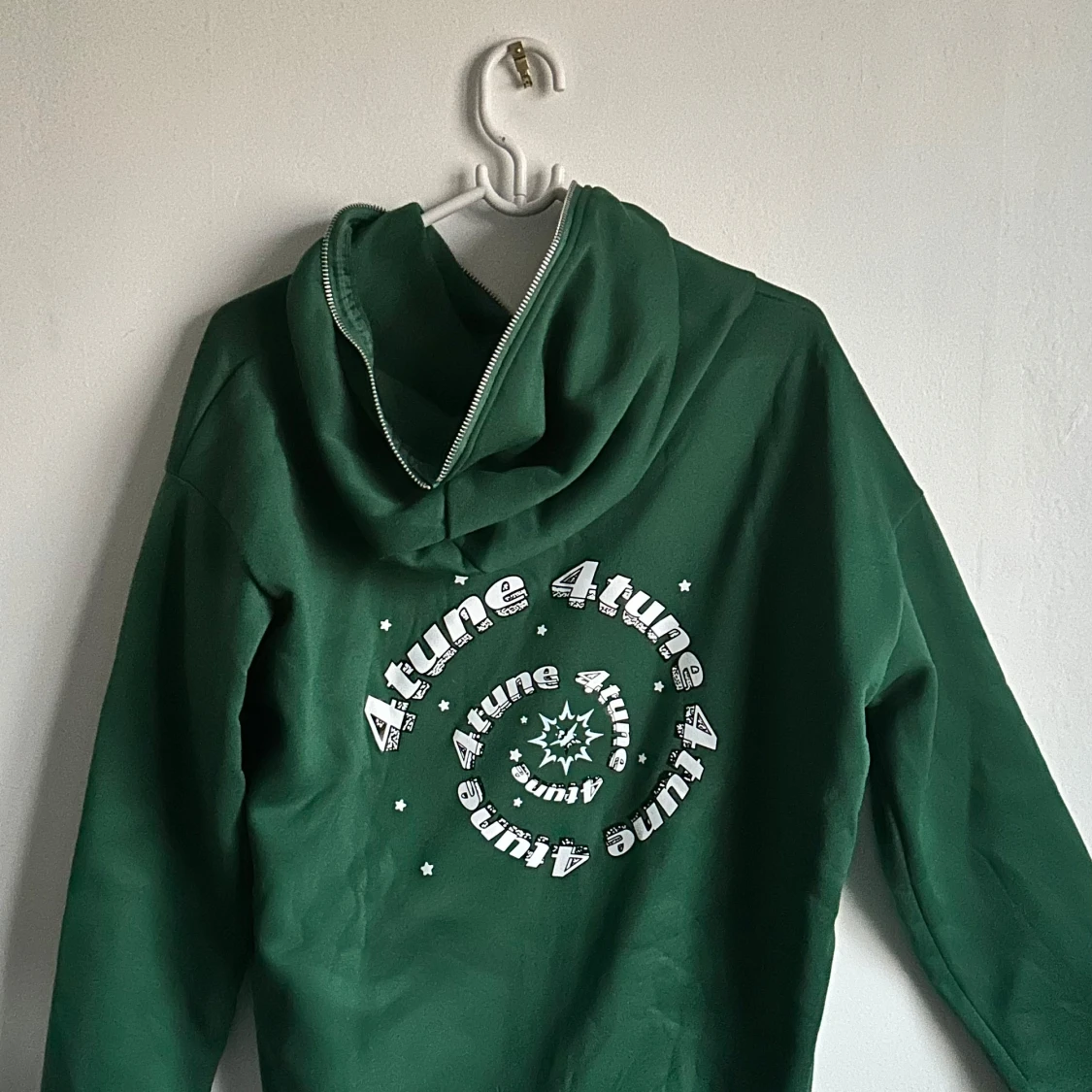 Grön hoodie med tryck från 4tune - 1