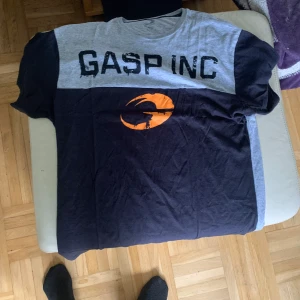 GASP INC t-shirt med tryck - Helt ny gasp tröja, aldrig använts, säljer denna eftersom jag redan har en annan som passar bättre, originalpris: 450kr 