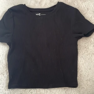 Svart ribbad croppad t-shirt från newyorker  - Säljer en svart croppad t-shirt från newyorker i storlek XS. Använder inte för att den är för kort enligt min smak.