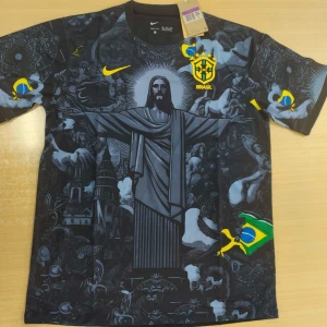 Brasiliansk fotbollströja - Säljer en svart och grå Brasilien fotbollströja från Nike med unikt tryck av Kristusstatyn och brasilianska symboler. Tröjan har korta ärmar, gula detaljer och Brasilien-emblem på bröstet. Perfekt för dig som vill sticka ut!
