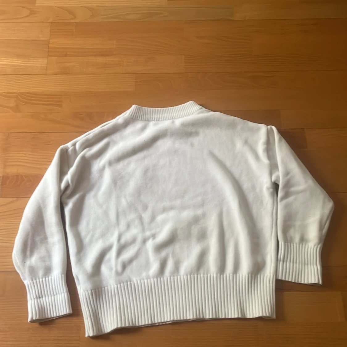 Vit stickad tröja från Ami Paris med rött hjärta - 1