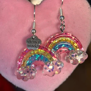 Handgjorda örhängen i form av regnbågar! - Fina handgjorda örhängen i form av regnbågar. Oanvända.