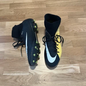 Nike fotbollsskor  - Tja, jag säljer ett par Nike hypervenom. De är i storlek 47,5 och det är gräsdobbar. Skicket är väldigt bra, 9/10. Hör av dig vid frågor/fundering