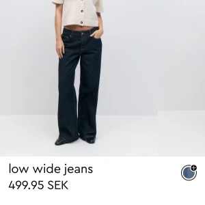 Mörkblå low wide jeans - Mörkblåa low wide jeans från ginatricot.  Innerbenslängd: 80 cm  Midjemått: 40 cm