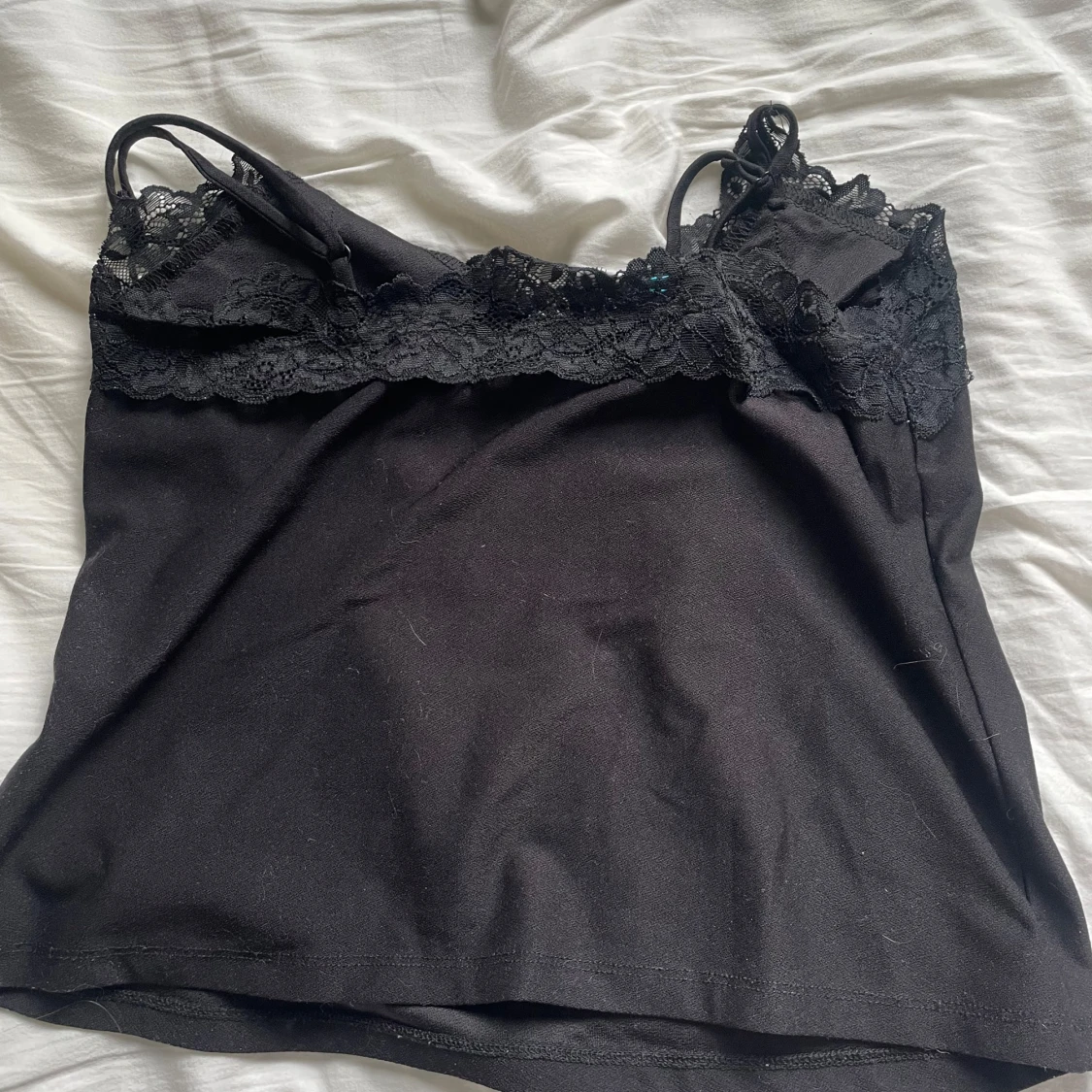 Svart spetslinne med smala axelband - 2